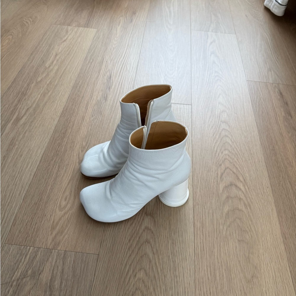 MM6 Maison Margiela Cup Heel White Ankle Boots - Picture 3 of 6